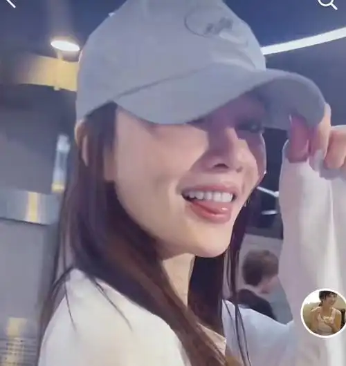 李小璐晒与女伴跳舞画面,穿露脐装嘟嘴卖萌,蹦跳时酷似pg one