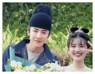 赵露思刘宇宁深夜聚会,在酒吧玩到早上4点,赵露思发福成大饼脸_cp_花