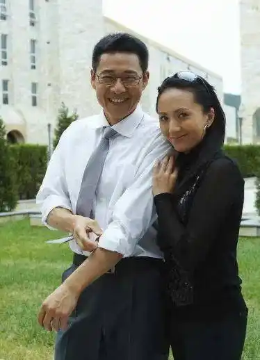 张丰毅也有柔情的一面,娶小12岁妻子,婚后承包洗衣做饭带孩子_吕丽萍