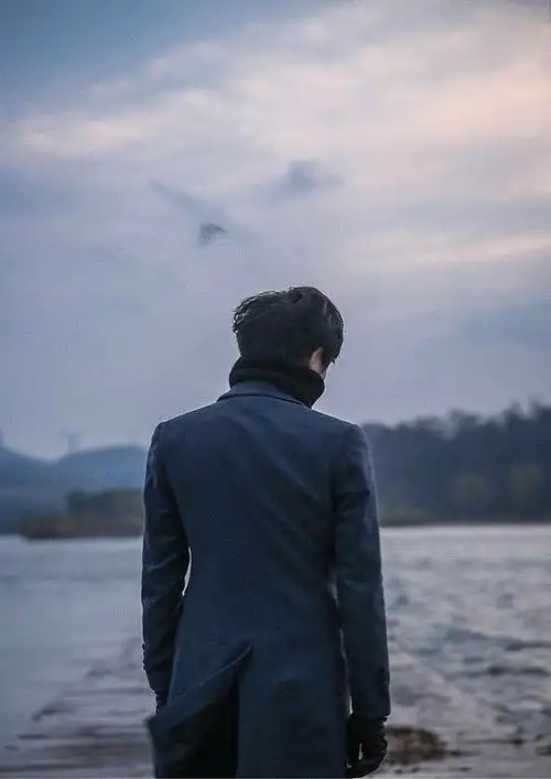 静谧孤独的背影