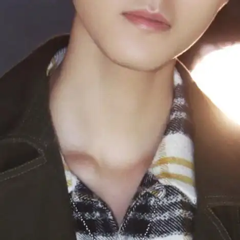 王俊凯精美锁骨大赏 美丽蜿蜒惹人爱