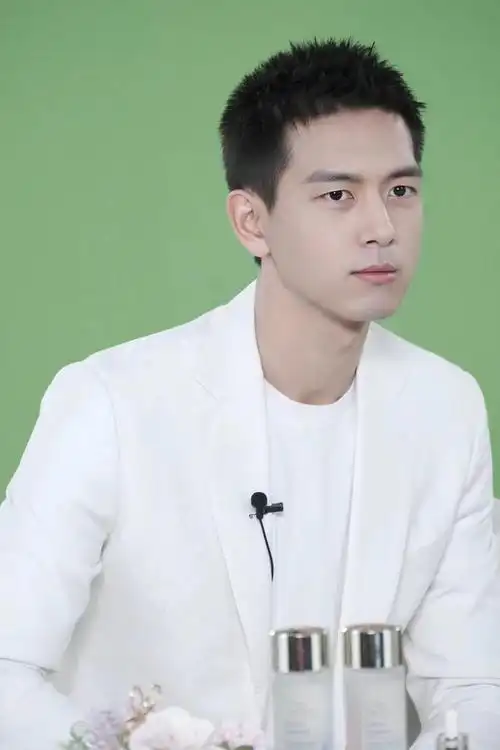 李现头发剪短了,超短发搭配一身白色西装,清爽又帅气!