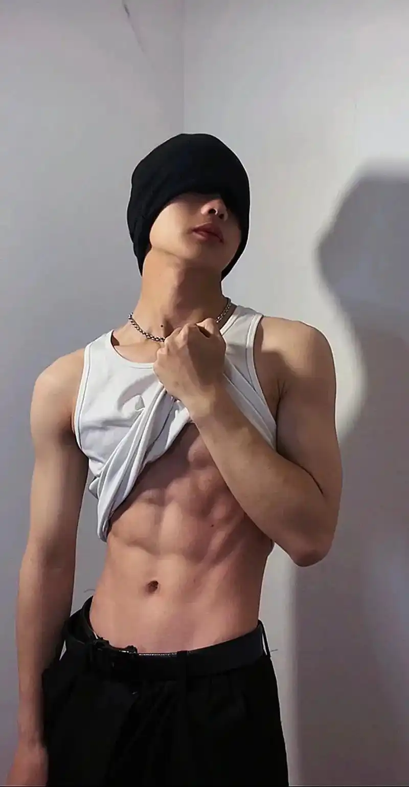 腹肌男合集,喜欢可以关注我拿原图哦#撩起衣服就是腹肌 #这谁 - 抖音