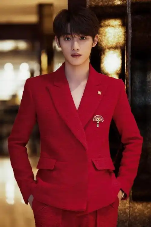 12月15日,丁程鑫的gq盛典装扮,一套红色西装真的很吸引人目光,小说里
