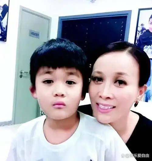 歌手那英与高峰分手后带着儿子嫁给孟桐如今过得怎样了