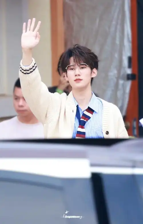 张真源戴眼镜好禁欲系0505    #今日星拍放送#丨#张真源奔跑吧