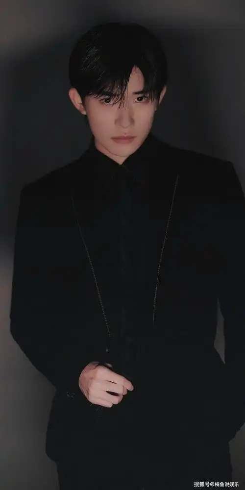 黑白滤镜下的易烊千玺有多绝?西装革履秒变霸道总裁,氛围感满满_黑色
