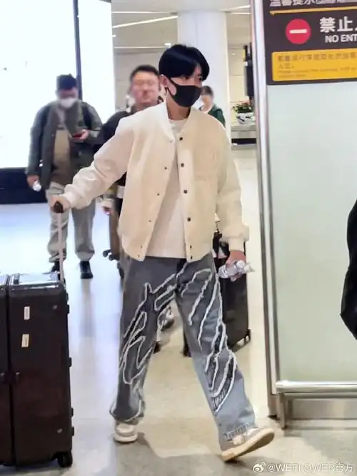 李明德超话#李明德同款#  感谢 李明德 上脚小花板鞋wf001象灰色