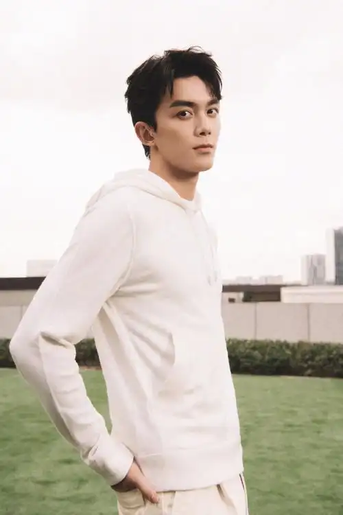 时尚##吴磊白色卫衣造型十宫格plog#吴磊最新大片最新,all white运动