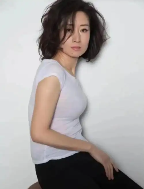 此外,刘敏涛的发型也为造型加分不少,她选择了一款微卷短发,微卷的