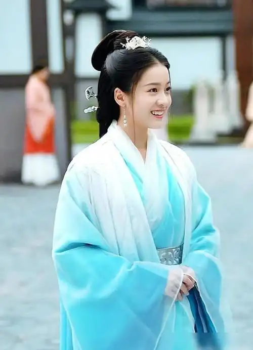 白发张雪迎二十七套衣服每件都好美但最后一套最霸气