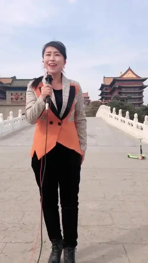 女歌手唱首江山无限歌声震撼真好听