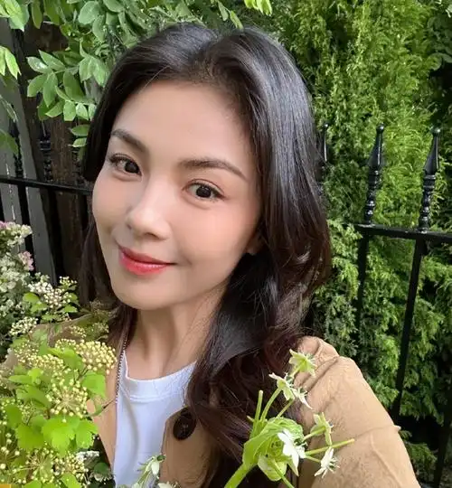 45岁刘涛近照大变样,离开美颜像换了一张脸