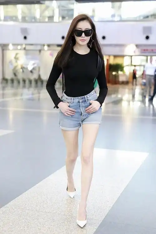 张天爱一身黑色长袖针织搭配牛仔短裤现身大长腿好拉风