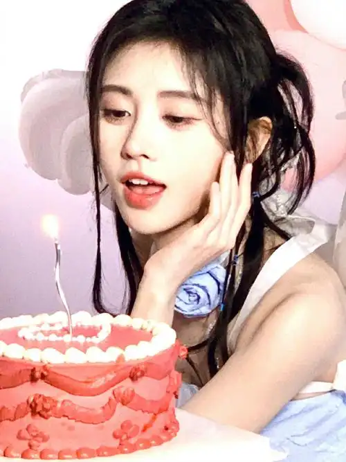 是舞台上闪闪发光的偶像,也是可可爱爱的小女孩,祝@鞠婧祎生日快乐呀