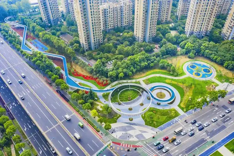 对翠竹公园及竹林路与龙城大道交叉口节点进行景观提升,让隐于市的