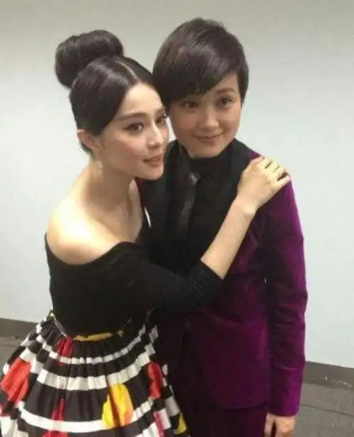 李宇春与范冰冰一"男"一女,说是闺蜜,而总感觉像是情侣,咋比和赵薇还