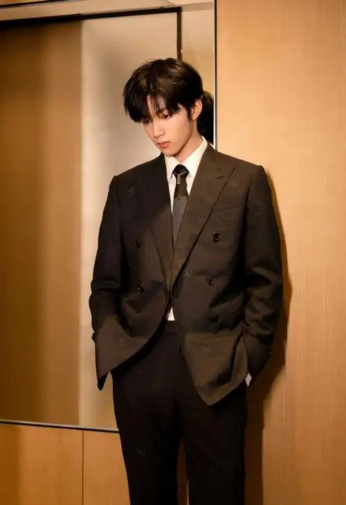 刘耀文来啦   ～   今天以一身 louis vuitton 西装造型随《第二十条