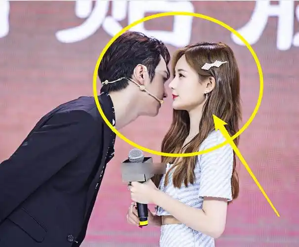 李一桐许凯亮相发布会,同框好有cp感,生图下的腿围我却看愣了_剧中