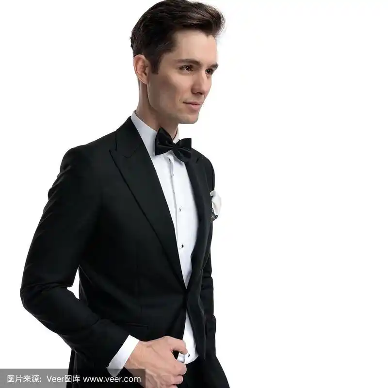 侧面的年轻优雅的男子看向一边