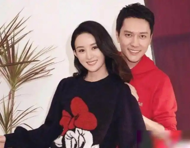 赵丽颖和冯绍峰新年晒合影,看到两人拍照造型,哪像是孩子爸妈!