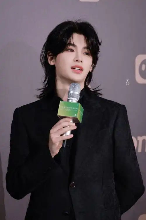 黄明昊长发狼尾造型