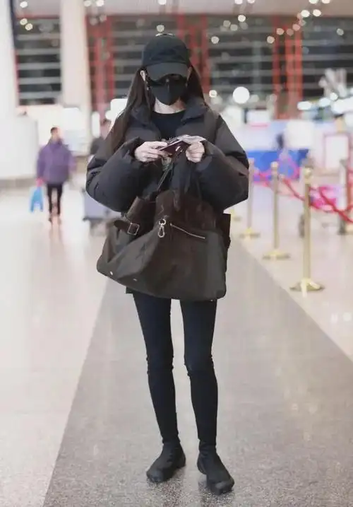 被古力娜扎机场街拍惊艳到了简约黑酷装舒适时尚又好看