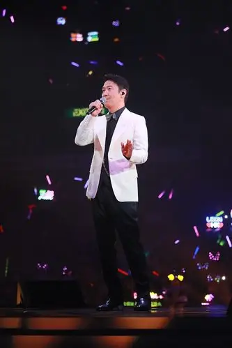 黎明红馆尾场演唱会竟无嘉宾 粉丝不舍告别