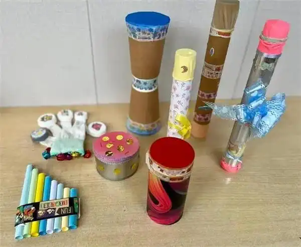 老师带学生自制乐器为世界杯喝彩