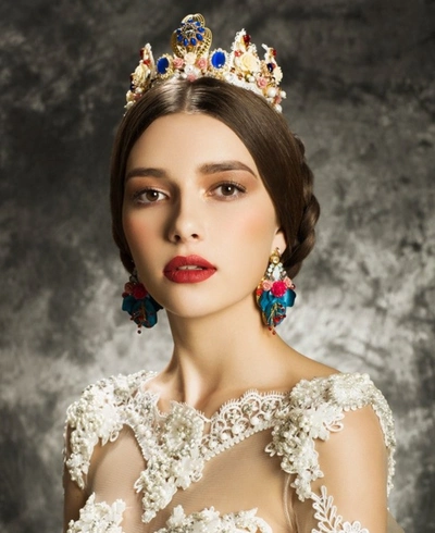 手抄吧 时尚美容 美发护发 >> 正文 欧式的新娘发型经典复古,根据不同