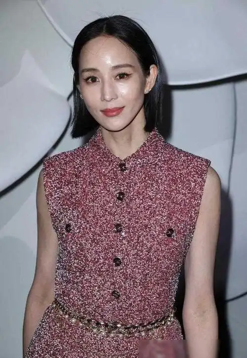 这个小故事生动地展现了张钧甯的美丽是如何在不同年龄层次