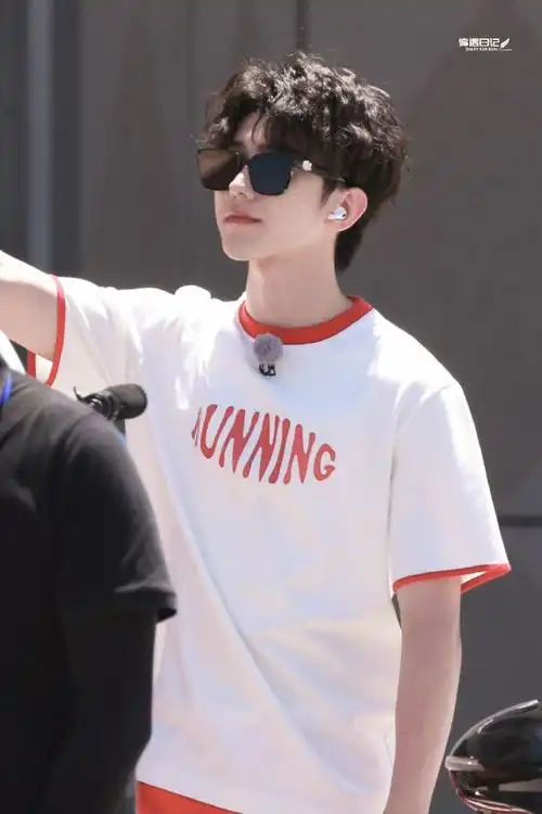 蔡徐坤奔跑吧卷毛发带造型路透