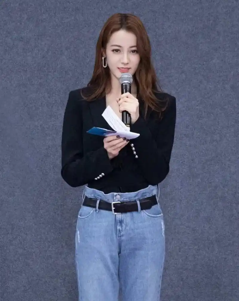 迪丽热巴穿搭帅气牛仔裤 676767 迪丽热巴身材也太好了,穿搭