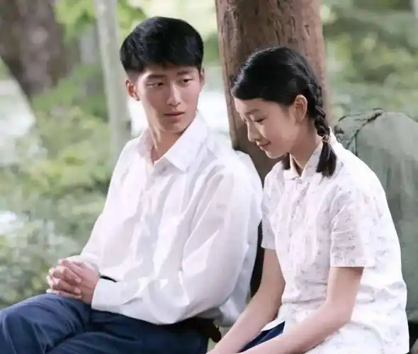 周冬雨再次否认恋情,她和易烊千玺另有隐情?_林更新_电影_朋友