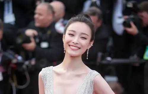 倪妮的笑容可谓是明媚春风,特别有感染力,很难让人挪开眼睛.