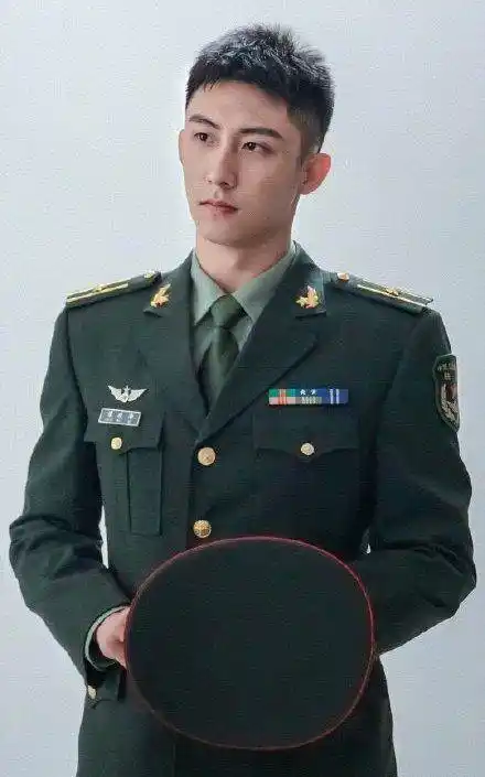 在《亲爱的戎装》开机剧照上,黄景瑜身穿军装亮相,高大挺拔,真的太帅