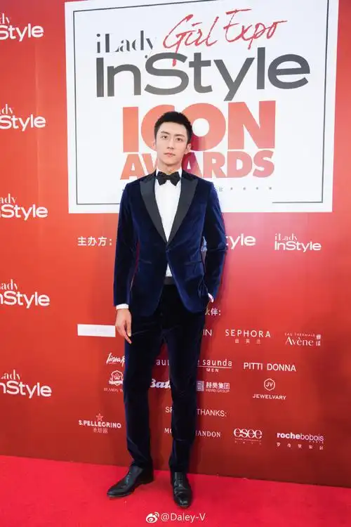 v-style#@johnny黄景瑜身穿@berluti西服套装及皮鞋搭配qeelin珠宝