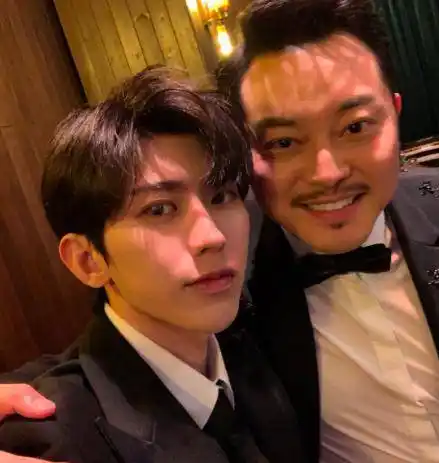 原创蔡徐坤杨颖同框不抢镜合影闭眼睛沙溢身材胖也要出风头