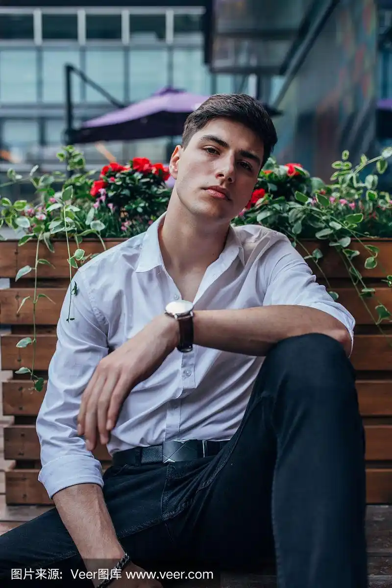 穿白衬衫的帅哥