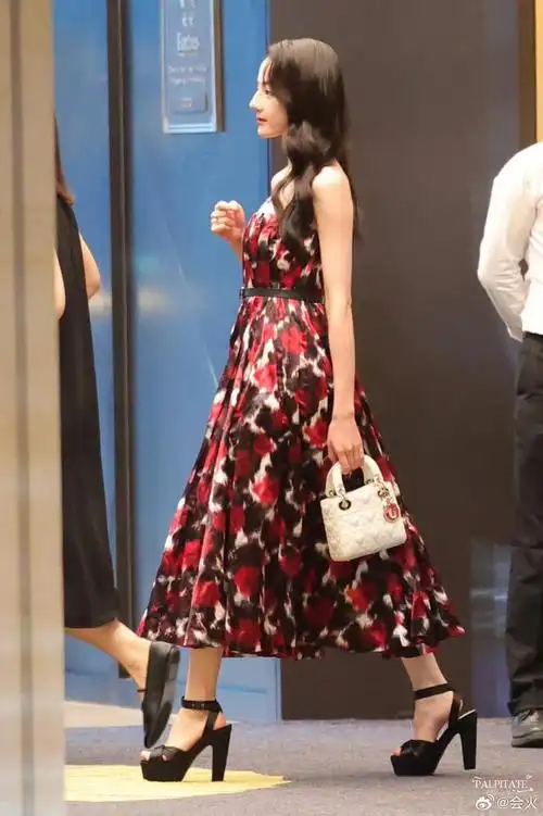 迪丽热巴今天的造型好美,走路仪态也好棒啊!