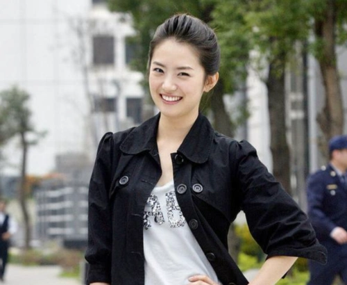 原创放羊的星星女主惹争议在家穿着婆婆的裤子枕着公公腿看剧