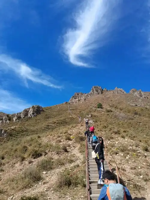 海拔2303,北京第一高峰,第二是松山(海坨山),第三是百花山因为海拔高