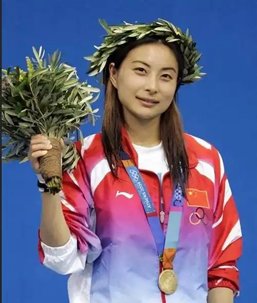 郭晶晶:被香港阔太圈踢出局,公公霍震霆为她撑腰,这才是真底气_霍家