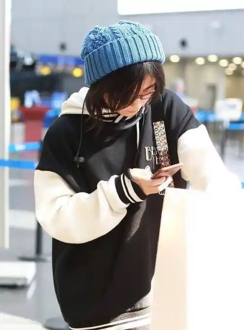 张子枫机场终于不穿阔腿裤了,戴针织帽配马丁靴,冬季风模式太酷_蓝色
