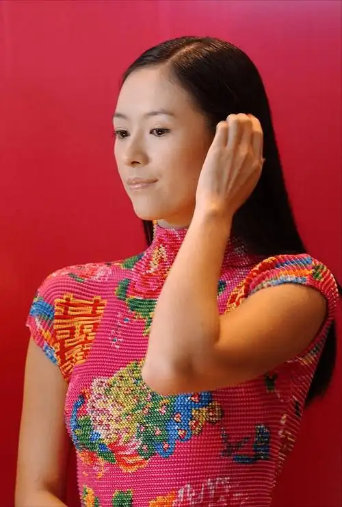 年轻时的章子怡挺大胆的,穿"喜"字花上衣,褶皱设计挺显身材_印花_服饰