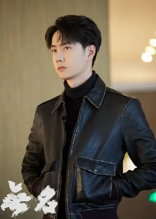 皮衣开工六宫格#王一博大年初七开工照更新高领 皮衣全黑造型好帅气!