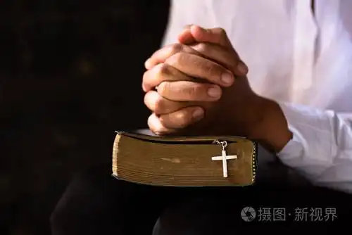 双手合十祈祷教堂里的圣经信仰观念