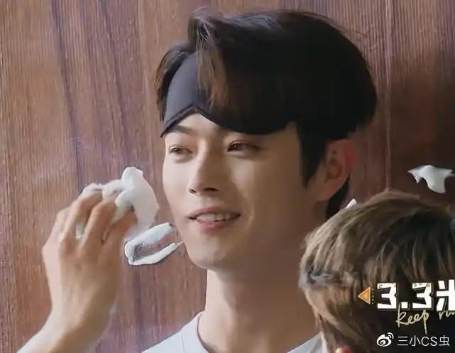 张哲瀚抹许凯一脸泡沫擦干净后露出素颜真实颜值令网友震惊了