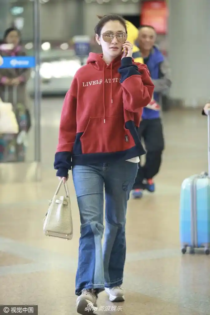 3月24日,久未露面的李小冉独自现身机场,她身穿红色卫衣搭配拼接牛仔