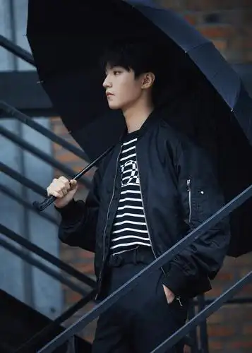 412王俊凯即将现身dior2021秋季成衣上海大秀身穿黑色飞行物夹克笃定